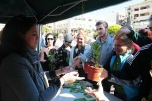 Medio Ambiente reparte plantas en la Plaza Alta por el día Mundial Forestal
