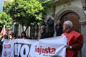 UGT y CCOO llaman a la huelga: "La reforma laboral destruye cada día 5.000 empleos estables"