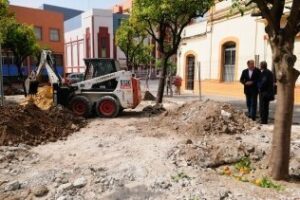 Landaluce visita las obras de mejora de la plaza Joaquín Ibáñez