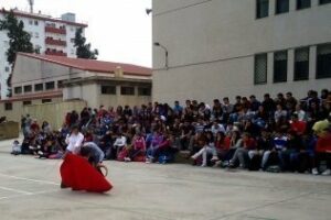 Alumnos del IES Saladillo disfrutan de una exhibición de toreo de salón
