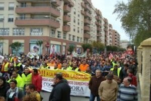 La manifestación del mediodía cierra los principales centros comerciales de Algeciras