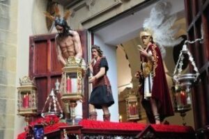La Columna procesiona por Algeciras a pesar del riesgo de lluvia