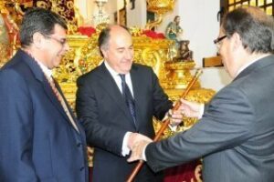 El alcalde entrega al Medinaceli el bastón de mando de la ciudad