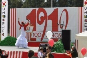 La fiesta centenaria, desde las 12.00 horas, aglutinó a niños y mayores