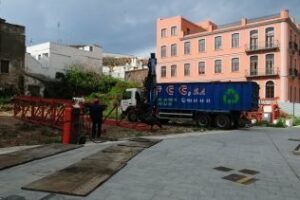 Retiran la grúa torre abandonada en la parcela de la Avenida Villanueva