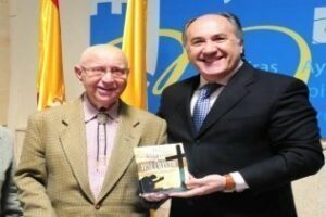 Flores el Gaditano presenta su último libro El enviado de Jesucristo"