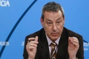 De la Chica califica de "cobarde" el recurso del Gobierno a las oposiciones