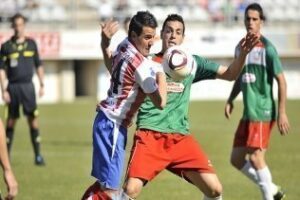 El Algeciras gana por la mínima para seguir la estela del Coria