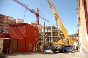 La grúa abandonada en la parcela de la calle Doctor Barraquer es retirada