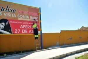 Retiran un anuncio publicitario de contenido sexual junto a un colegio