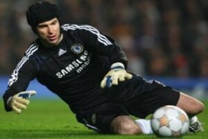 Peter Cech conduce el autobús del Chelsea con destino Münich