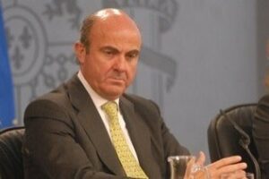 El Gobierno prevé que el PIB caiga un 1,3% o un 1,4% este año