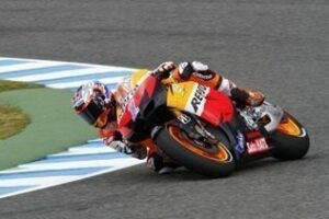 Stoner vence en MotoGP y resuelve así el duelo entre Pedrosa y Lorenzo