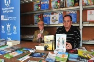 Emilio Ríos recibe el Escudo de Oro de la UNEE