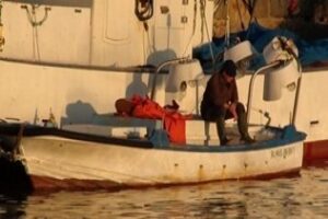 Pescadores linenses ponen sus barcos en venta como protesta
