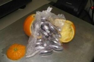 Interceptan 220 "bellotas" de hachís ocultas en el interior de naranjas