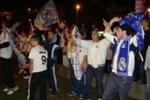 Los madridistas de Algeciras celebran la Liga en la Fuente del Milenio