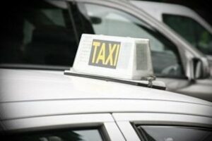 Landaluce muestra su apoyo al sector del taxi en Algeciras