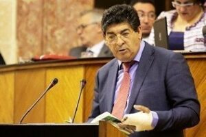 Valderas: "La rebaja salarial a los funcionarios va impuesta por el déficit"