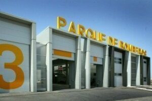 Trece vehículos afectados en un incendio detrás de la estación de autobuses