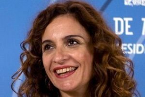 Montero llama a la "cordura" para alcanzar una solución consensuada y no incrementar la tensión