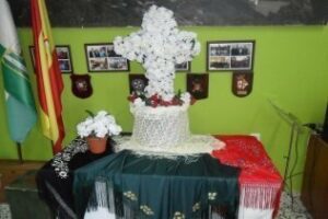 La Casa de Ceuta en Algeciras monta su tradicional Cruz de Mayo