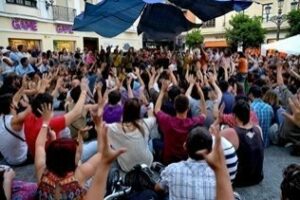 Miles de andaluces se movilizan en las calles en el aniversario del 15M