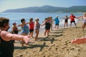 Los mayores disfrutaron de actividades deportivas en la playa de Getares