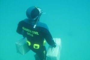 Intervenidos 37 fardos de hachís fondeados a media milla de la costa