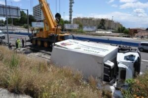 El accidente de un camión origina retenciones a la entrada de Algeciras