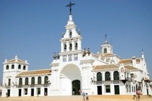 Landaluce despide a los niños que participarán en las III Colonias de verano de la Hdad. del Rocío de Algeciras