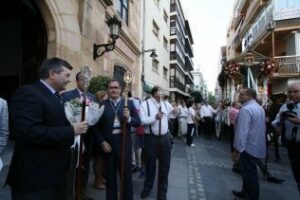 El Simpecado del Rocío da sus primeros pasos hacia la aldea almonteña