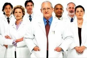 Un médico perderá 7.200 euros anuales y un celador 750, según el CSIF