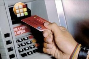 Estafa más de 20.000 euros de tarjetas de crédito de las que obtenía los datos por email