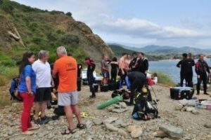 Submarinistas colaboran en la limpieza de fondos marinos en La Ballenera"