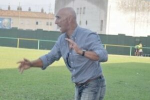 La posibilidad de fichajes foráneos provoca la dimisión de Pérez Jiménez