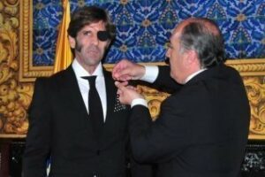 El torero Juan José Padilla recibe la insignia de la ciudad de Algeciras