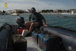 Intervenidos 170 kilos de hachís fondeados con pesas en el rio Palmones