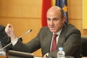 Guindos: 'será imposible mantener las ayudas si no cambia la situación'