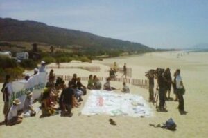 Un Monopoly gigante contra el proyecto de Valdevaqueros