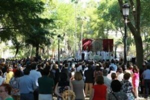 El Parque María Cristina acoge una gran misa del Corpus Christi