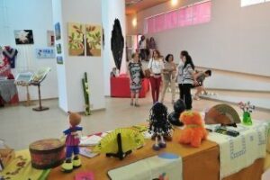 El Centro de Adultos al-yazirat" expone en el mercado Hotel Garrido