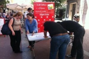 IU saluda el éxito en la recogida de firmas para la Iniciativa dación en pago