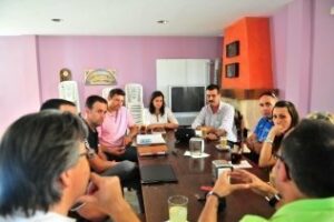 Ayuntamiento y vecinos de San Bernabé analizan el alumbrado en la zona