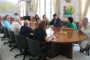 Valderas muestra su respaldo a la plantilla municipal de La Línea