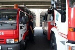 Bomberos extinguen un incendio originado en una vivienda de dos plantas de Algeciras