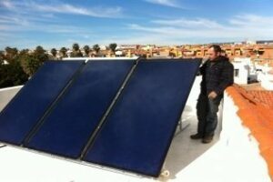 Placas solares rivalizan con las antenas en los tejados de la comarca