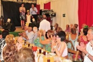 Los mayores disfrutan del almuerzo de Feria del Ayuntamiento