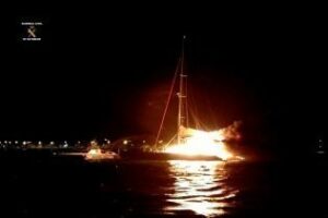 La Guardia Civil recata a los dos tripulantes de un catamarán en llamas
