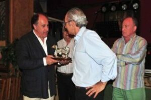 Francisco Illescas recibe el XII Premio Cofrade de La Parihuela